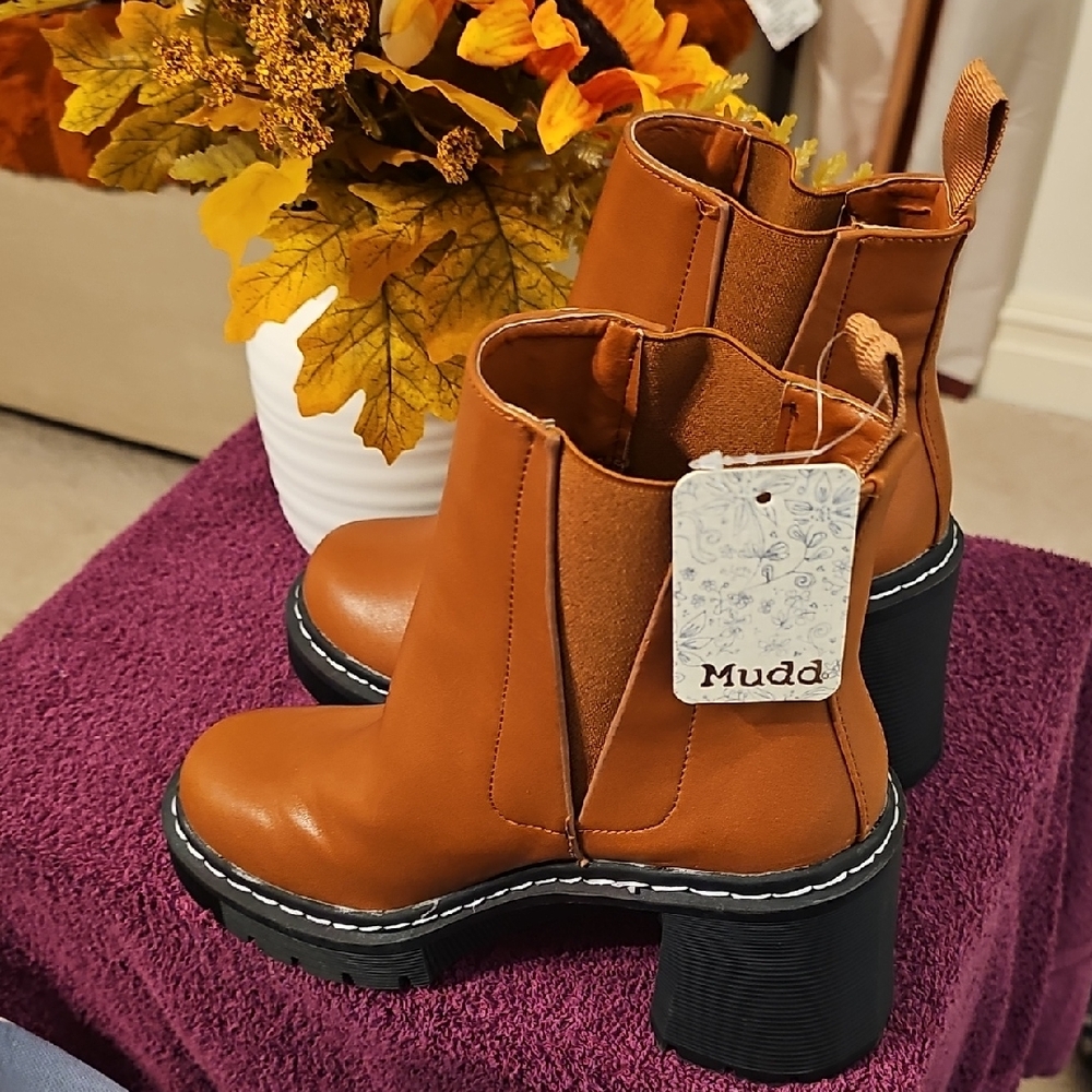 Mudd Women's Tan Heeled Boots